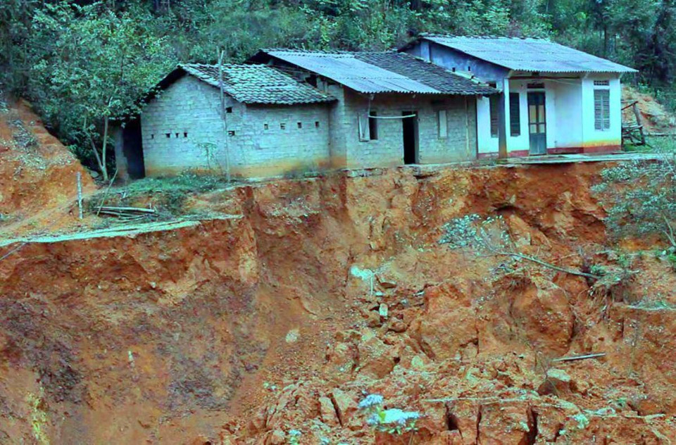 Nằm ven bãi đá thải của mỏ sắt Nà Rụa, phường Tân Giang, thành phố Cao Bằng, hàng loạt ngôi nhà của người dân đang đứng trước nguy cơ đổ sập. (Ảnh: Hùng Võ/Vietnam+)