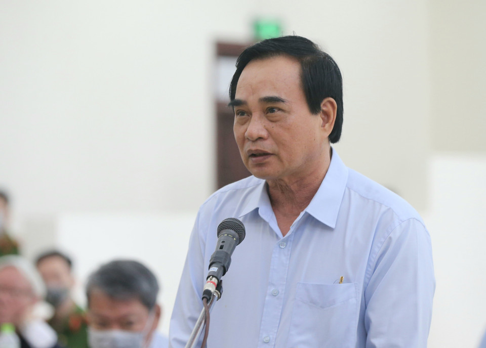 Bị cáo Văn Hữu Chiến, cựu Chủ tịch UBND thành phố Đà Nẵng khai báo trước tòa. (Ảnh: Doãn Tấn/TTXVN)