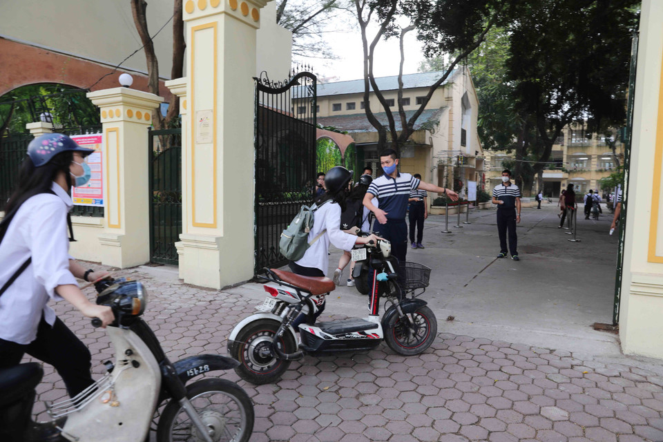 Học sinh trường THPT Việt Đức, quận Hoàn Kiếm trở lại trường, sáng 4/5. (Ảnh: Thành Đạt/TTXVN)