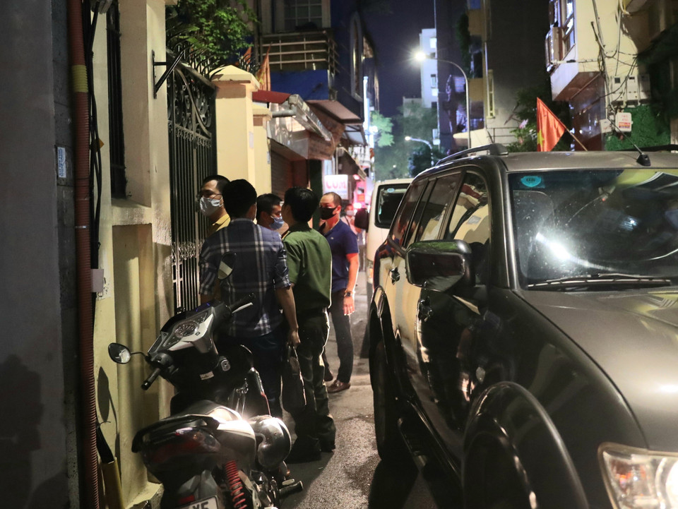 Lực lượng An ninh điều tra và đại diện Viện kiểm sát tiến hành các thủ tục khám xét nhà ông Nguyễn Đức Chung (tối 28/8/2020). (Ảnh: Doãn Tấn/TTXVN)