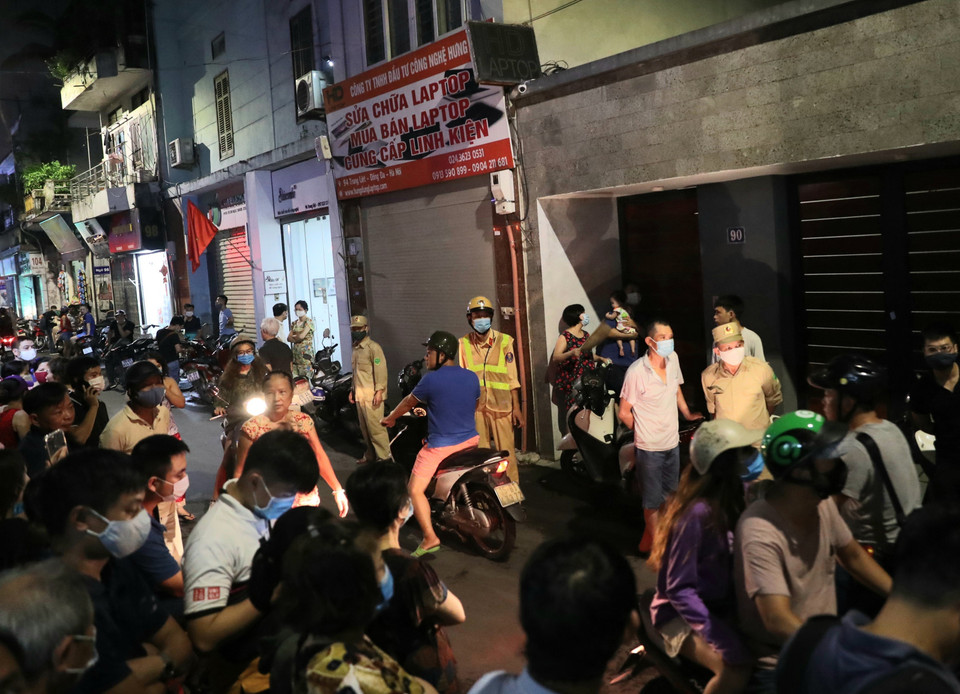 Nhiều người dân hiếu kỳ tập trung trước cửa nhà ông Nguyễn Đức Chung. (Ảnh: Doãn Tấn/TTXVN)