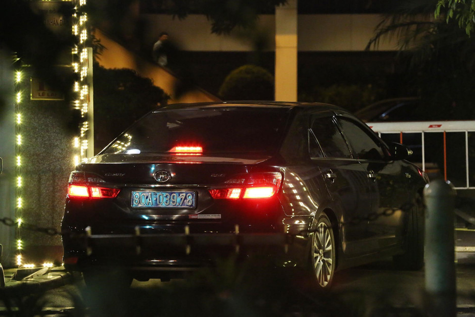 Xe công vụ vào khu vực Uỷ ban nhân dân TP Hà Nội, lúc 19h15 tối 28/8. (Ảnh: TTXVN phát)