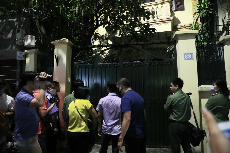  Cơ quan chức năng tiến hành khám xét nhà riêng ông Nguyễn Đức Chung ở phường Trung Liệt, quận Đống Đa, thành phố Hà Nội. (Ảnh: Doãn Tấn/TTXVN)