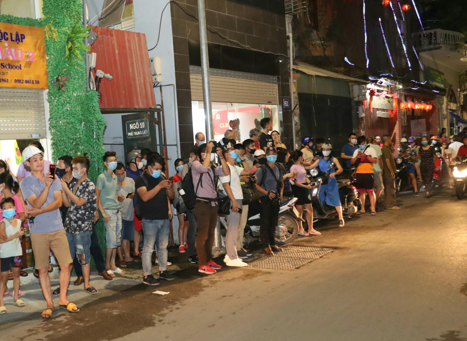 Nhiều người dân hiếu kỳ tập trung quanh khu vực nhà ông Nguyễn Đức Chung. (Ảnh: Doãn Tấn/TTXVN)