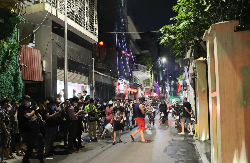  Nhiều người dân hiếu kỳ tập trung quanh khu vực nhà ông Nguyễn Đức Chung. (Ảnh: Doãn Tấn/TTXVN)