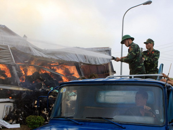 Cảnh sát phòng cháy chữa cháy nỗ lực dập lửa. (Ảnh: Văn Đức/TTXVN)