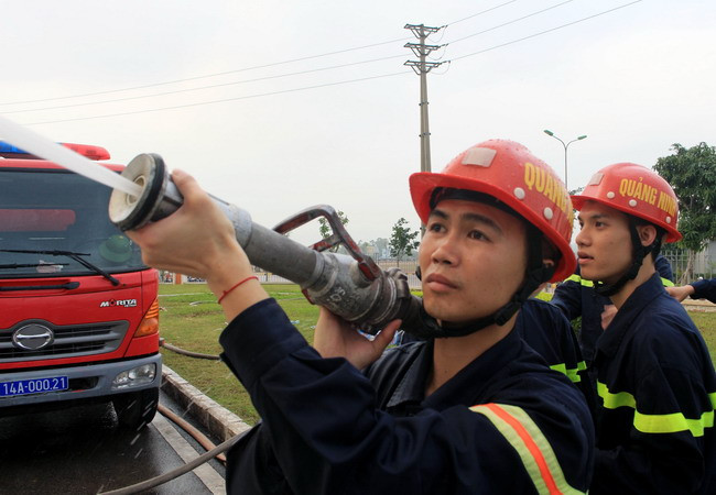 Cảnh sát phòng cháy chữa cháy tích cực dập lửa. (Ảnh: Văn Đức/TTXVN)