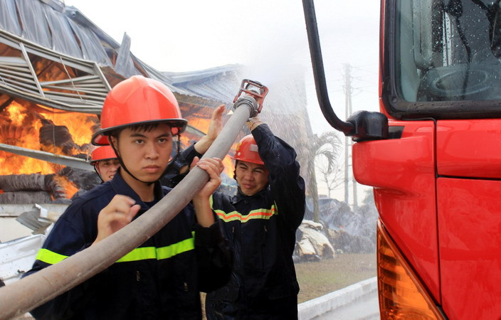 Cảnh sát phòng cháy chữa cháy tích cực dập lửa. (Ảnh: Văn Đức/TTXVN)