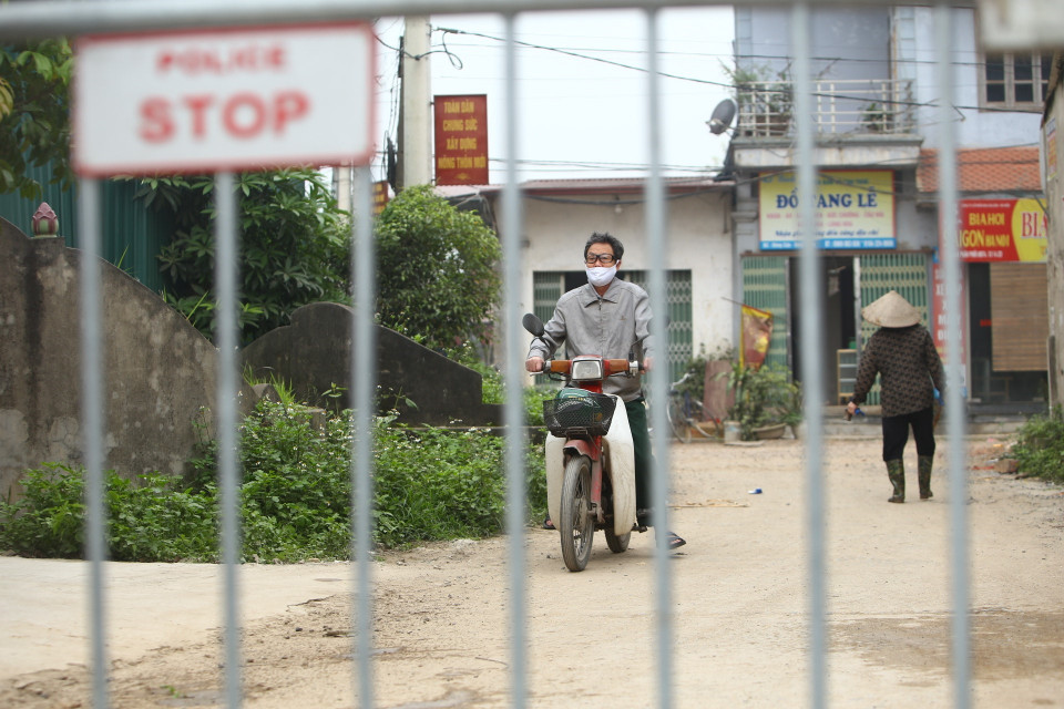 Hơn 570 hộ dân của thôn Đông Cứu được cách ly toàn bộ. (Ảnh: Minh Quyết/ TTXVN)