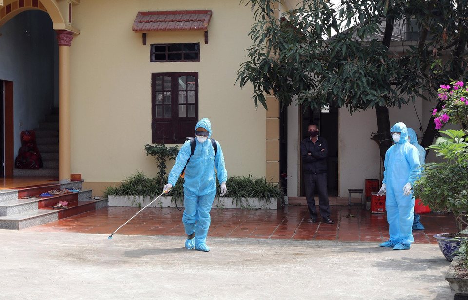 Phun khử khuẩn toàn bộ khu vực thôn Đông Cứu, xã Dũng Tiến. (Ảnh: TTXVN)