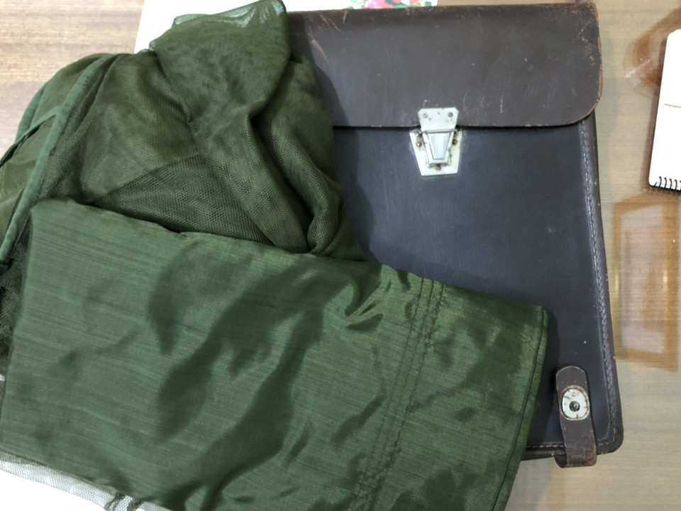 Bộ quần áo và xàcột của Thượng tá Phạm Chu Hải được cấp phục vụ chuyến công tác đặc biệt nghiên cứu máy bay chiến lợi phẩm, trong kế hoạch ném bom sân bay Tân Sơn Nhất. (Ảnh: TTXVN)