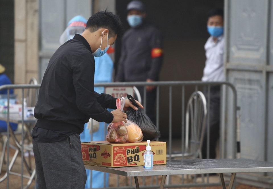  Lương thực, thực phẩm chuyển vào thôn Đông Cứu được kiểm soát chặt chẽ. (Ảnh: Minh Quyết/ TTXVN)