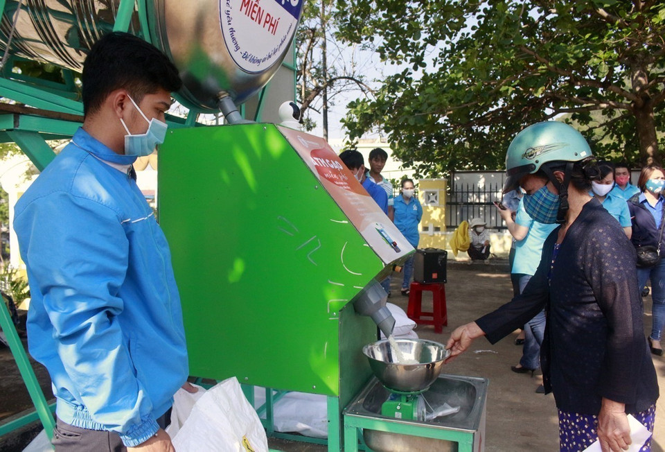 Người nghèo ở huyện Đồng Xuân (Phú Yên) nhận gạo miễn phí từ cây ATM gạo. (Ảnh: TTXVN)