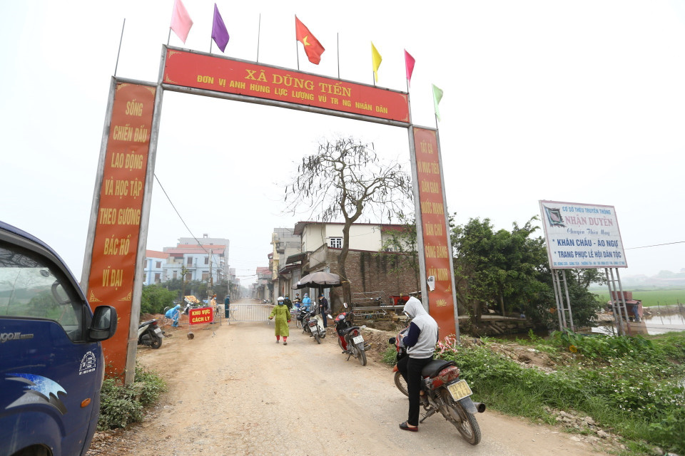 Các chốt kiểm soát chính vòng ngoài do lực lượng liên ngành gồm công an, quân đội và y tế của huyện Thường Tín đảm trách. (Ảnh: Minh Quyết/TTXVN)