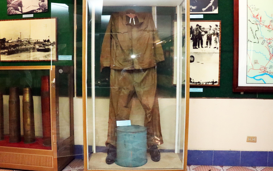 Bộ đồ bay của phi công Từ Đễ được trưng bày tại Bảo tàng Chiến dịch Hồ Chí Minh (Bảo tàng Quân khu 7). (Ảnh: Xuân Khu/TTXVN)