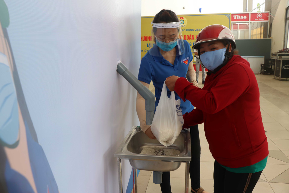 Người nghèo tỉnh Bình Định được nhận gạo miễn phí từ cây ATM gạo. (Ảnh: TTXVN)