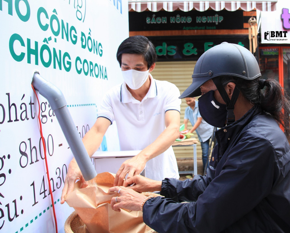 Người dân nghèo tại Đắk Lắk nhận gạo tại cây ATM gạo nghĩa tình. (Ảnh: TTXVN)