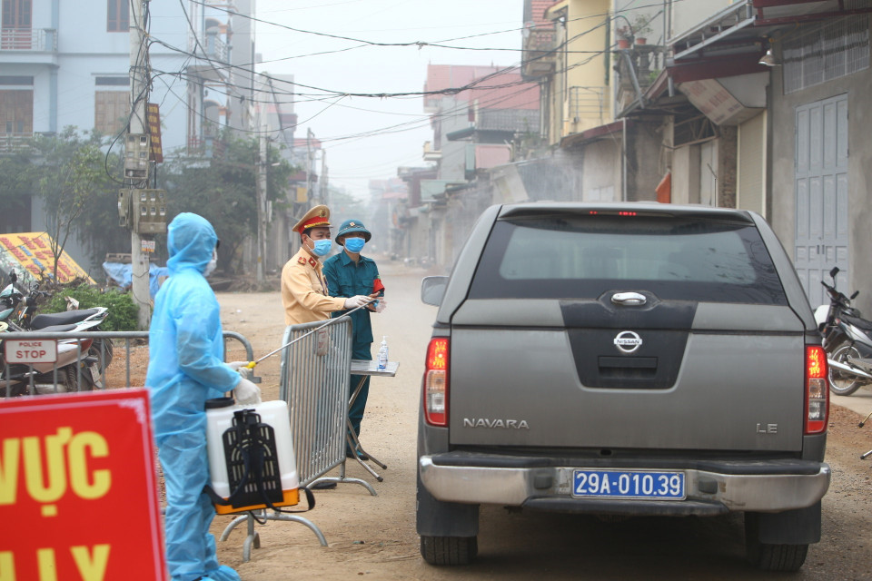  Kiểm soát chặt chẽ, phun khử khuẩn xe ra vào khu vực xã Dũng Tiến. (Ảnh: Minh Quyết/ TTXVN)