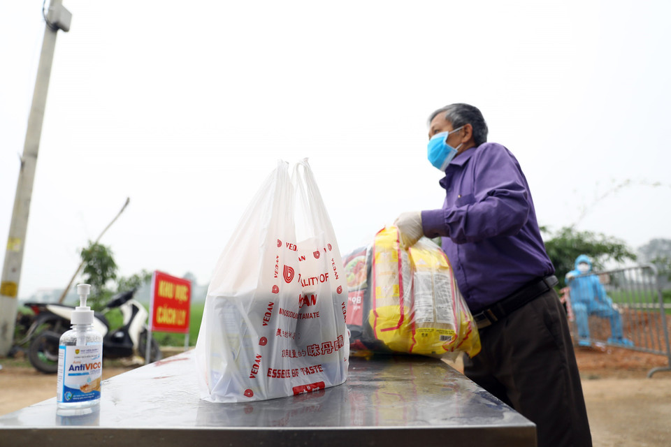 Lương thực, thực phẩm chuyển vào thôn Đông Cứu được kiểm soát chặt chẽ. (Ảnh: Minh Quyết/TTXVN)