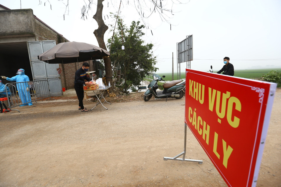 Trong số 12 chốt, có 4 chốt chính tại tuyến đường giao thông qua khu vực thôn Đông Cứu. (Ảnh: Minh Quyết/ TTXVN)