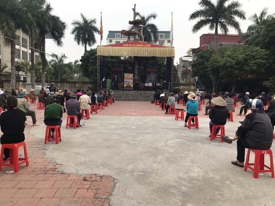 Người có hoàn cảnh khó khăn tại Hải Dương xếp hàng đúng khoảng cách nhận gạo miễn phí từ cây ATM gạo. (Ảnh: TTXVN)