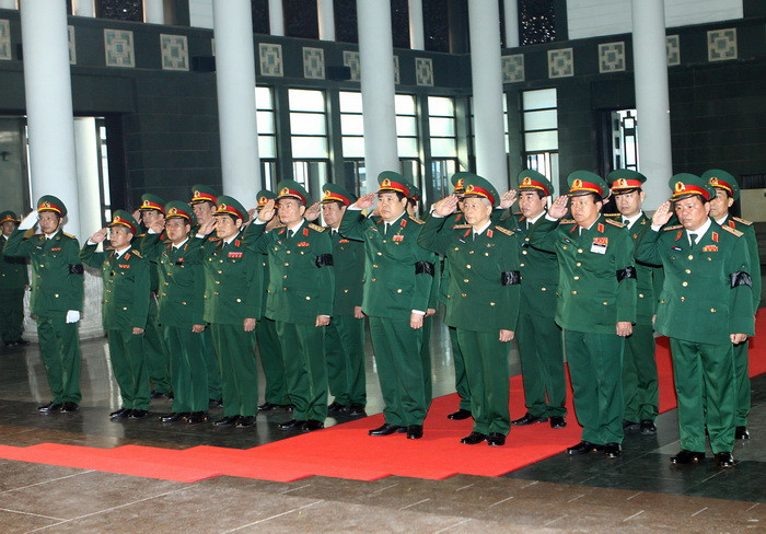 Đoàn đại biểu Quân ủy Trung ương và Bộ Quốc phòng do Đại tướng Phùng Quang Thanh, Ủy viên Bộ Chính trị , Phó Bí thư Quân ủy Trung ương, Bộ trưởng Bộ Quốc phòng dẫn đầu viếng đồng chí Thượng tướng Trần Văn Quang. (Ảnh: Trọng Đức/TTXVN)