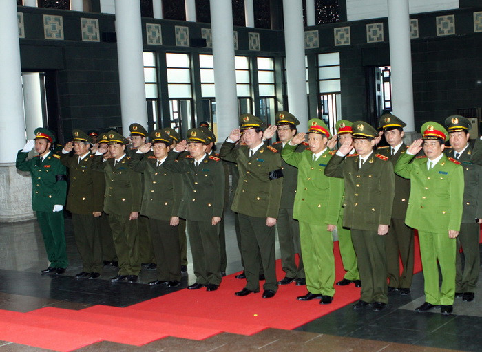 Đoàn đại biểu Đảng ủy Công an Trung ương và Bộ Công an do Đại tướng Trần Đại Quang, Ủy viên Bộ Chính trị , Bộ trưởng Bộ Công an dẫn đầu viếng đồng chí Thượng tướng Trần Văn Quang. (Ảnh: Trọng Đức/TTXVN) Ngày 9/11, tại Nhà tang lễ Quốc gia, số 5 Trần Thánh Tông, Hà Nội, Ban Chấp hành Trung ương Đảng Cộng sản Việt Nam, Quốc hội nước Cộng hòa Xã hội Chủ nghĩa Việt Nam, Chủ tịch nước Cộng hòa Xã hội Chủ nghĩa Việt Nam, Chính phủ nước Cộng hòa Xã hội Chủ nghĩa Việt Nam, Ủy ban Trung ương Mặt trận Tổ quốc Việt Nam và Quân Ủy Trung ương, Bộ Quốc phòng tổ chức trọng thể Lễ tang đồng chí Thượng tướng Trần Văn Quang (tên thật là Trần Thúc Kính, bí danh Bảy Tiến ), nguyên Ủy viên dự khuyết Ban Chấp hành Trung ương Đảng khoá III, nguyên Ủy viên Ủy ban Trung ương Mặt trận Tổ quốc Việt Nam khoá III, Ủy viên Thường vụ Đảng Ủy Quân sự Trung ương, Tư lệnh kiêm Chính Ủy Quân khu Trị Thiên, Tư lệnh kiêm Chính Ủy Quân tình nguyện Việt Nam tại Lào, Phó Tổng Tham mưu trưởng Quân đội nhân dân Việt Nam, Thứ trưởng Bộ Quốc phòng, Chủ tịch Hội cựu chiến binh Việt Nam với nghi thức Lễ tang cấp nhà nước./.