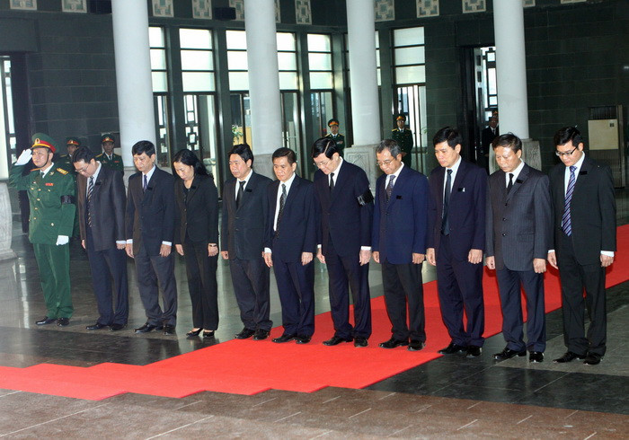 Đoàn Chủ tịch nước do Chủ tịch nước Trương Tấn Sang dẫn đầu viếng đồng chí Thượng tướng Trần Văn Quang. (Ảnh: Trọng Đức/TTXVN)