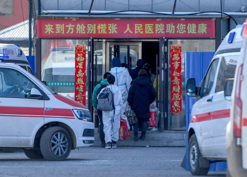 Bệnh nhân COVID-19 tới điều trị tại bệnh viện dã chiến ở Cát Lâm, Trung Quốc, ngày 11/3. (Ảnh: THX/ TTXVN)