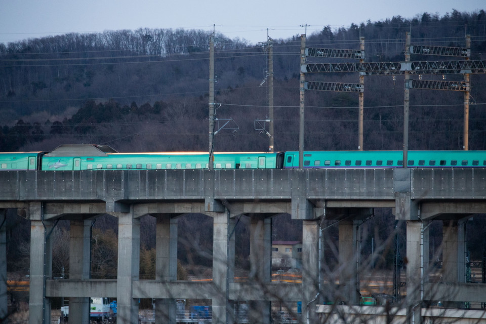 Đoàn tàu siêu tốc bị trật bánh sau trận động đất, tại Shiroishi, tỉnh Miyagi, Nhật Bản. (Ảnh: THX/ TTXVN)