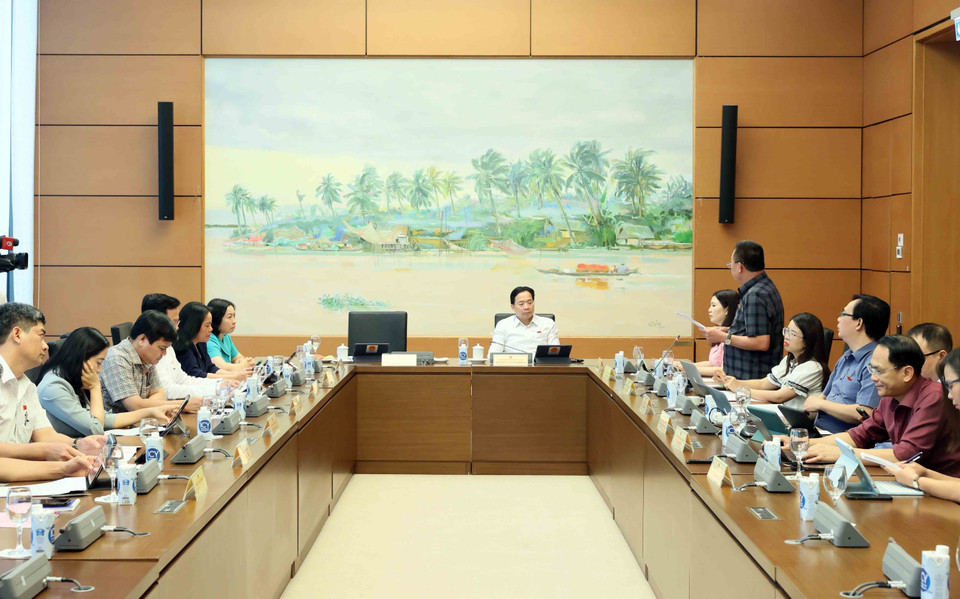 Đại biểu Quốc hội các tỉnh Lạng Sơn; Bắc Ninh; Đắk Lắk; Hậu Giang thảo luận tại tổ. (Ảnh: An Đăng/TTXVN)