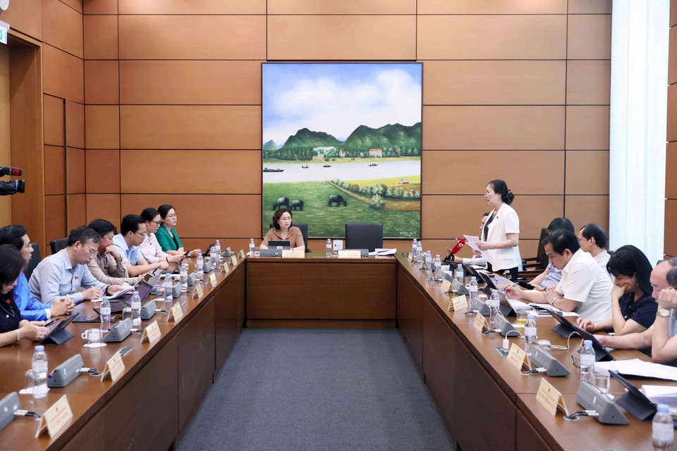 Đại biểu Quốc hội các tỉnh Điện Biên; Vĩnh Long; Bình Định và thành phố Cần Thơ thảo luận tại tổ. (Ảnh: An Đăng/TTXVN)