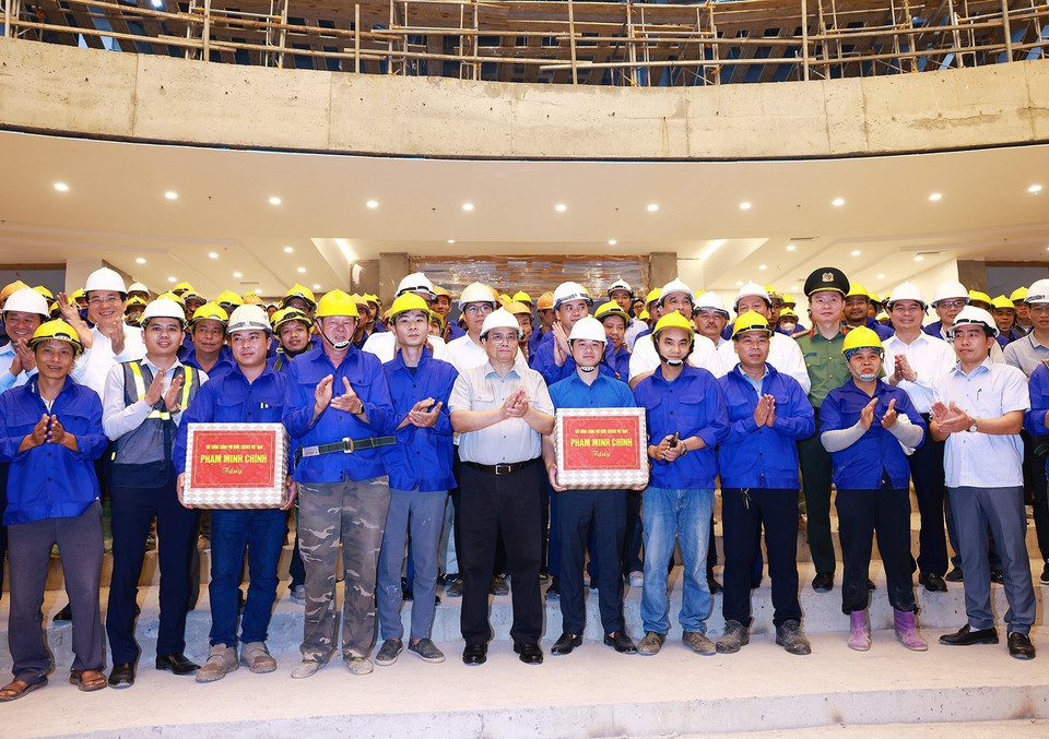 Thủ tướng Phạm Minh Chính tặng quà công nhân thi công công trình Nhà Văn hóa nghệ thuật tỉnh Phú Thọ. (Ảnh: Dương Giang/TTXVN)