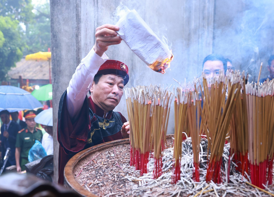Chủ tịch Ủy ban Nhân dân tỉnh Phú Thọ Bùi Văn Quang dâng sớ kính cáo các Vua Hùng. (Ảnh: Dương Giang/TTXVN)