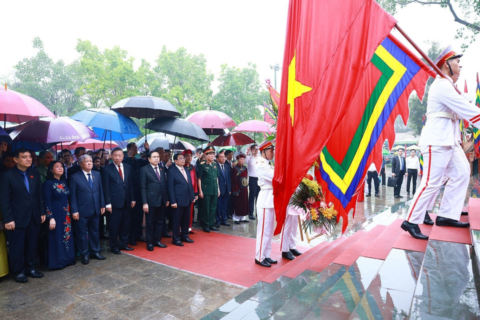 Thủ tướng Phạm Minh Chính cùng lãnh đạo Đảng, Nhà nước dâng hoa trước Bức phù điêu Bác Hồ nói chuyện với Đại đoàn 308 trong Khu Di tích Lịch sử Quốc gia Đặc biệt Đền Hùng (Ảnh: Dương Giang/TTXVN)