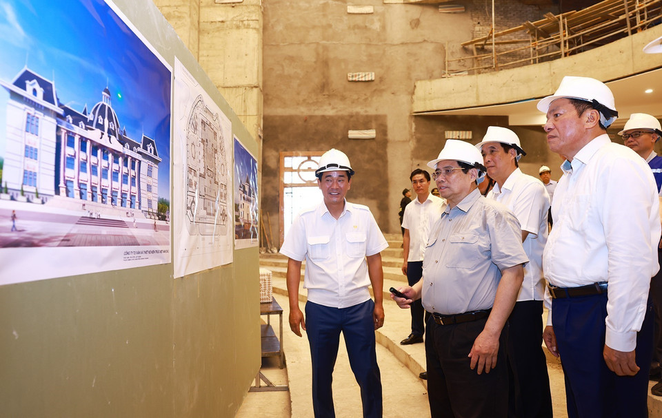 Thủ tướng Phạm Minh Chính đến kiểm tra tiến độ thi công và công trình Nhà Văn hóa nghệ thuật tỉnh Phú Thọ. (Ảnh: Dương Giang/TTXVN)