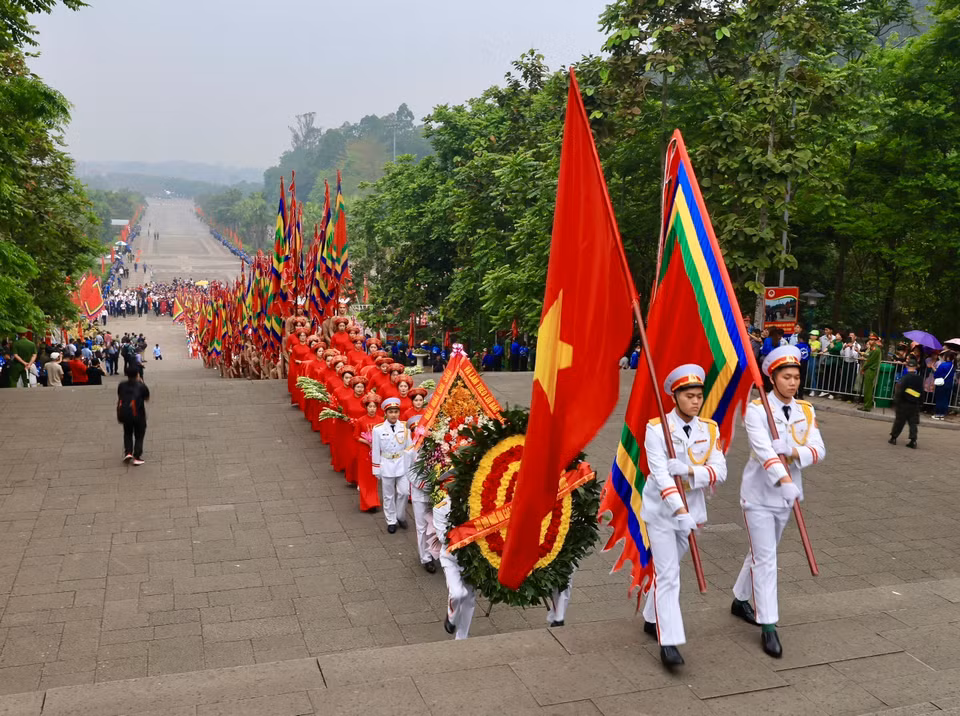 Đoàn hành lễ lên đỉnh Nghĩa Lĩnh linh thiêng. (Ảnh: Nhật Anh/TTXVN)