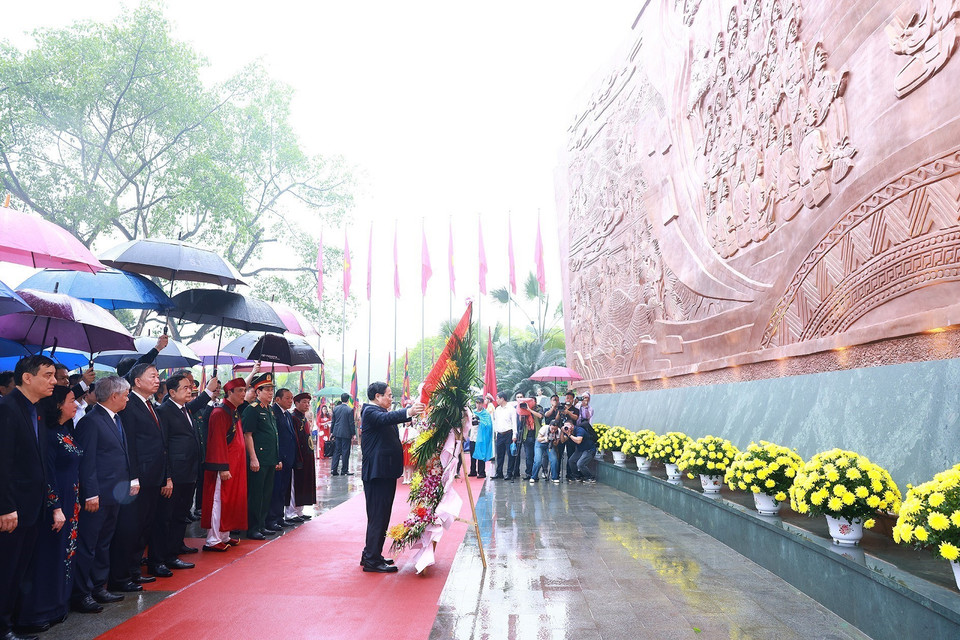 Thủ tướng Phạm Minh Chính cùng lãnh đạo Đảng, Nhà nước dâng hoa trước Bức phù điêu Bác Hồ nói chuyện với Đại đoàn 308 trong Khu Di tích Lịch sử Quốc gia Đặc biệt Đền Hùng (Ảnh: Dương Giang/TTXVN)
