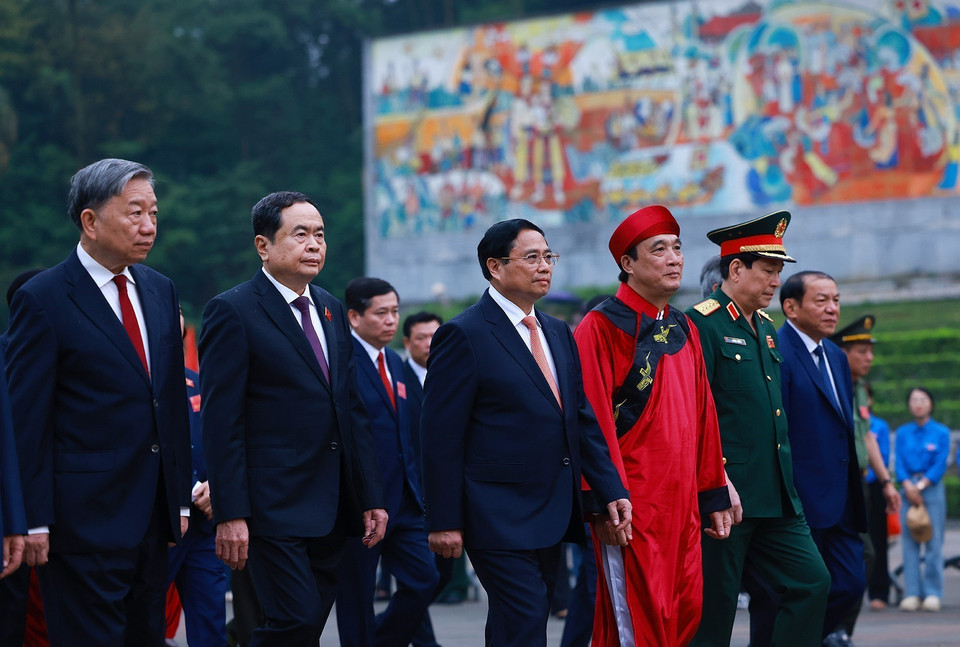 Thủ tướng Phạm Minh Chính cùng lãnh đạo Đảng, Nhà nước dâng hương Giỗ Tổ Hùng Vương trong Khu Di tích Lịch sử Quốc gia Đặc biệt Đền Hùng. (Ảnh: Dương Giang/TTXVN)