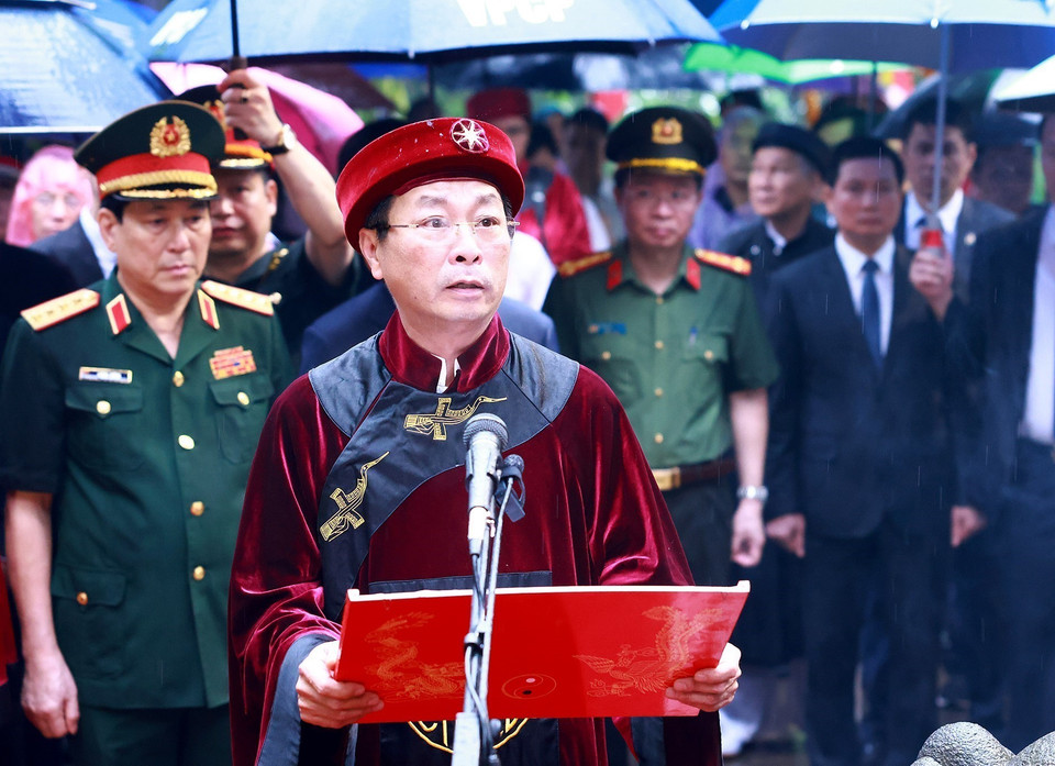 Chủ tịch Ủy ban Nhân dân tỉnh Phú Thọ Bùi Văn Quang đọc Chúc văn tưởng nhớ, tri ân công đức các Vua Hùng. (Ảnh: Dương Giang/TTXVN)