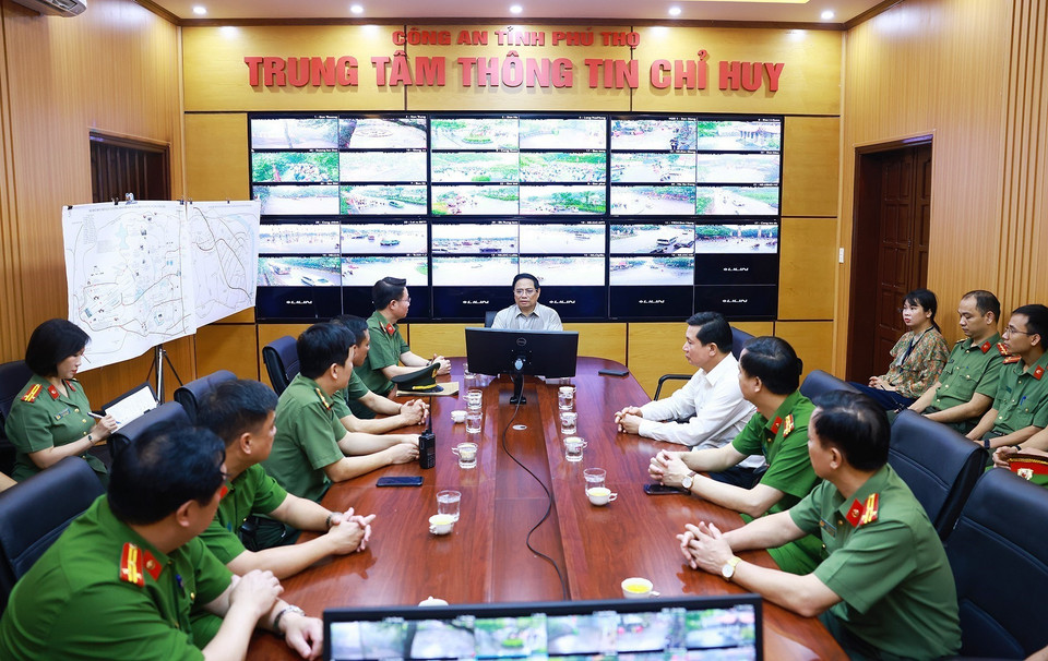 Thủ tướng Phạm Minh Chính làm việc với Trung tâm chỉ huy Công an tỉnh Phú Thọ về công tác đảm bảo an ninh trật tự trong dịp Giỗ Tổ Hùng Vương và trên địa bàn tỉnh. (Ảnh: Dương Giang/TTXVN)
