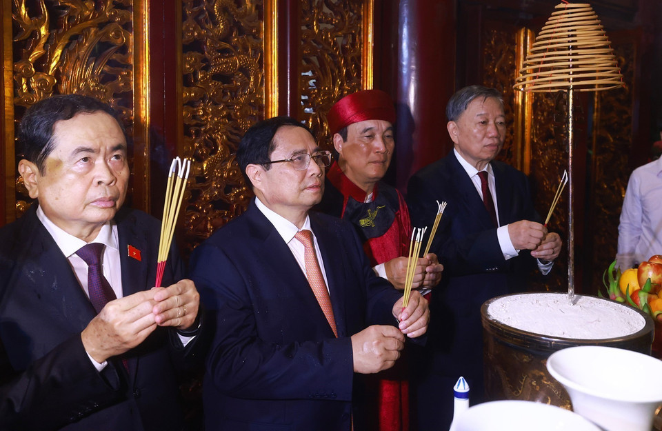 Thủ tướng Phạm Minh Chính cùng lãnh đạo Đảng, Nhà nước dâng hương Giỗ Tổ Hùng Vương trong Khu Di tích Lịch sử Quốc gia Đặc biệt Đền Hùng. (Ảnh: Dương Giang/TTXVN)