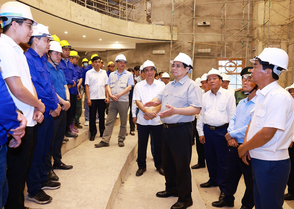 Cũng trong sáng 18/4/2024, tại thành phố Việt Trì, tỉnh Phú Thọ, Thủ tướng Phạm Minh Chính đến kiểm tra tiến độ thi công và công trình Nhà Văn hóa nghệ thuật tỉnh Phú Thọ. (Ảnh: Dương Giang/TTXVN)