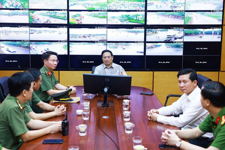 Thủ tướng Phạm Minh Chính làm việc với Trung tâm chỉ huy Công an tỉnh Phú Thọ về công tác đảm bảo an ninh trật tự trong dịp Giỗ Tổ Hùng Vương và trên địa bàn tỉnh. (Ảnh: Dương Giang/TTXVN)