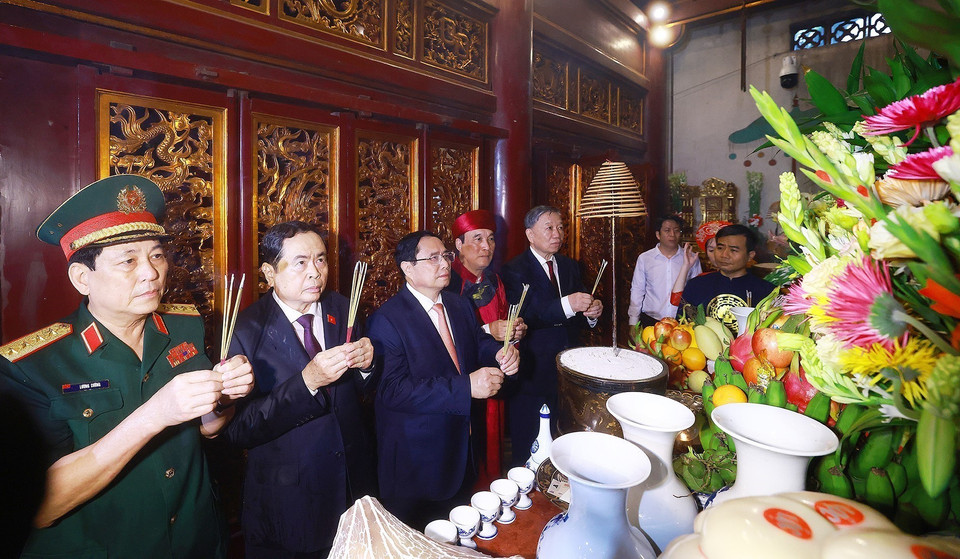 Thủ tướng Phạm Minh Chính cùng lãnh đạo Đảng, Nhà nước dâng hương Giỗ Tổ Hùng Vương trong Khu Di tích Lịch sử Quốc gia Đặc biệt Đền Hùng. (Ảnh: Dương Giang/TTXVN)