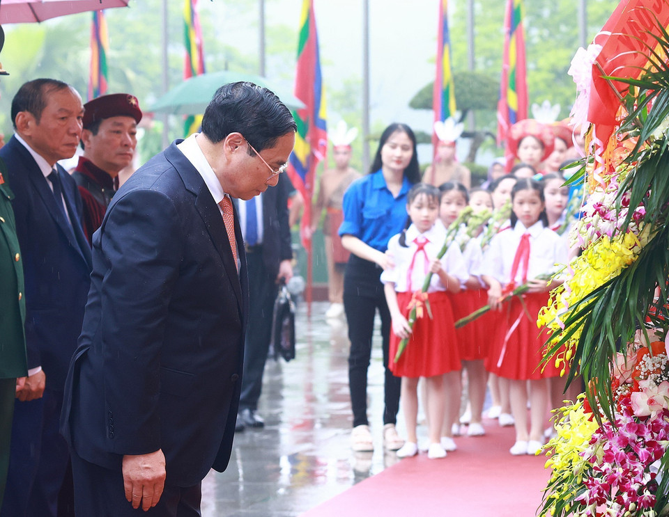 Thủ tướng Phạm Minh Chính cùng lãnh đạo Đảng, Nhà nước dâng hoa trước Bức phù điêu Bác Hồ nói chuyện với Đại đoàn 308 trong Khu Di tích Lịch sử Quốc gia Đặc biệt Đền Hùng (Ảnh: Dương Giang/TTXVN)