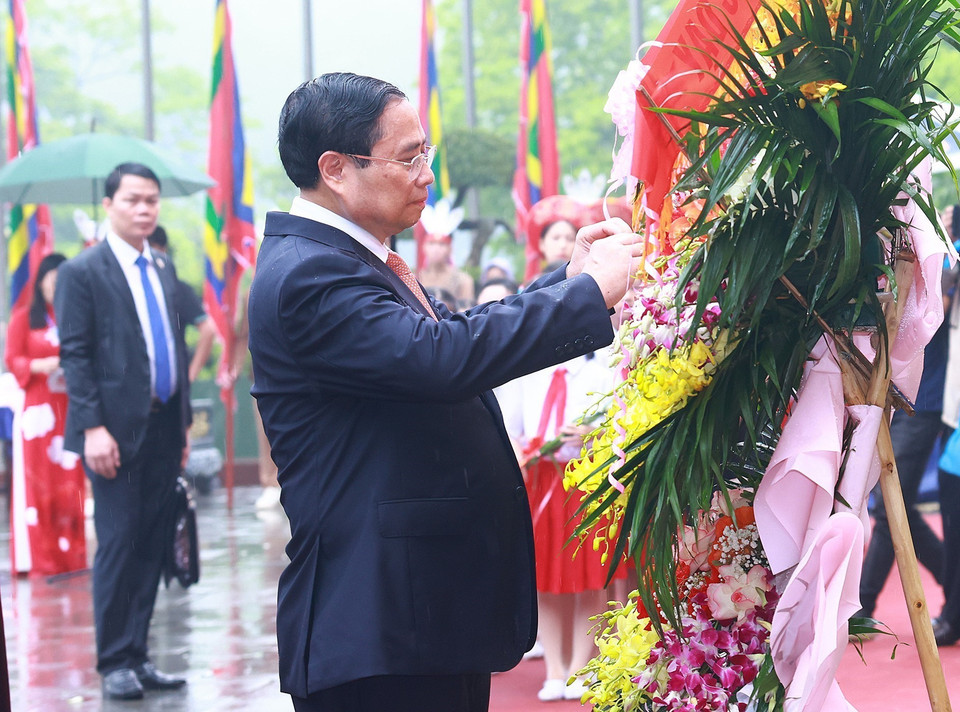 Thủ tướng Phạm Minh Chính cùng lãnh đạo Đảng, Nhà nước dâng hoa trước Bức phù điêu Bác Hồ nói chuyện với Đại đoàn 308 trong Khu Di tích Lịch sử Quốc gia Đặc biệt Đền Hùng (Ảnh: Dương Giang/TTXVN)