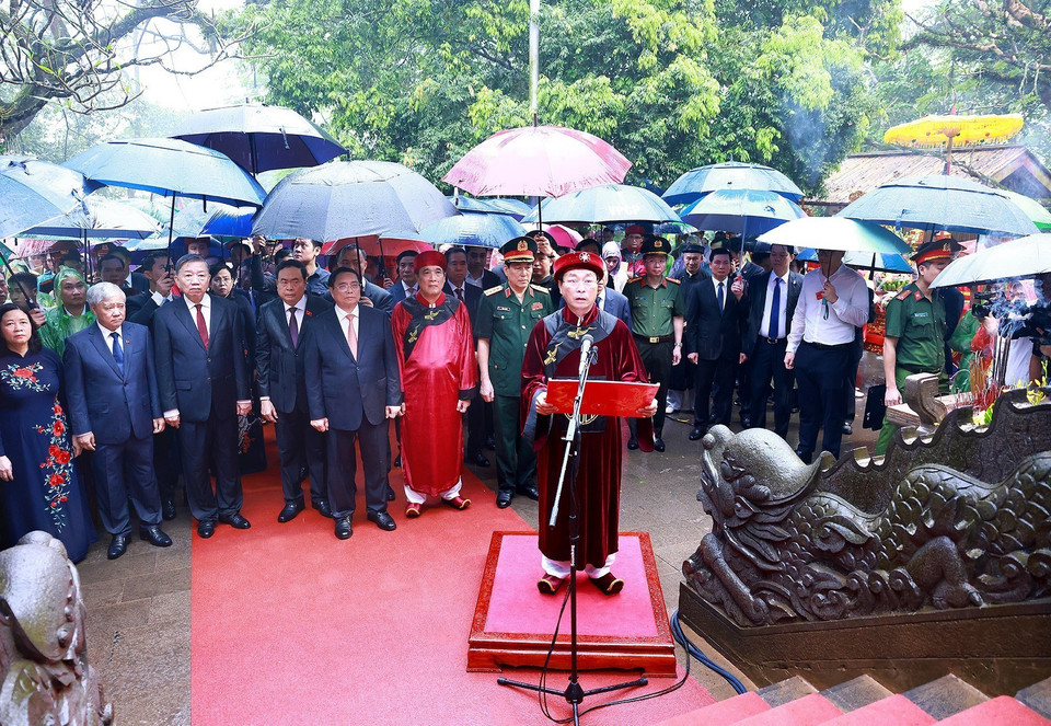 Thủ tướng Phạm Minh Chính cùng lãnh đạo Đảng, Nhà nước dâng hương Giỗ Tổ Hùng Vương trong Khu Di tích Lịch sử Quốc gia Đặc biệt Đền Hùng. (Ảnh: Dương Giang/TTXVN)