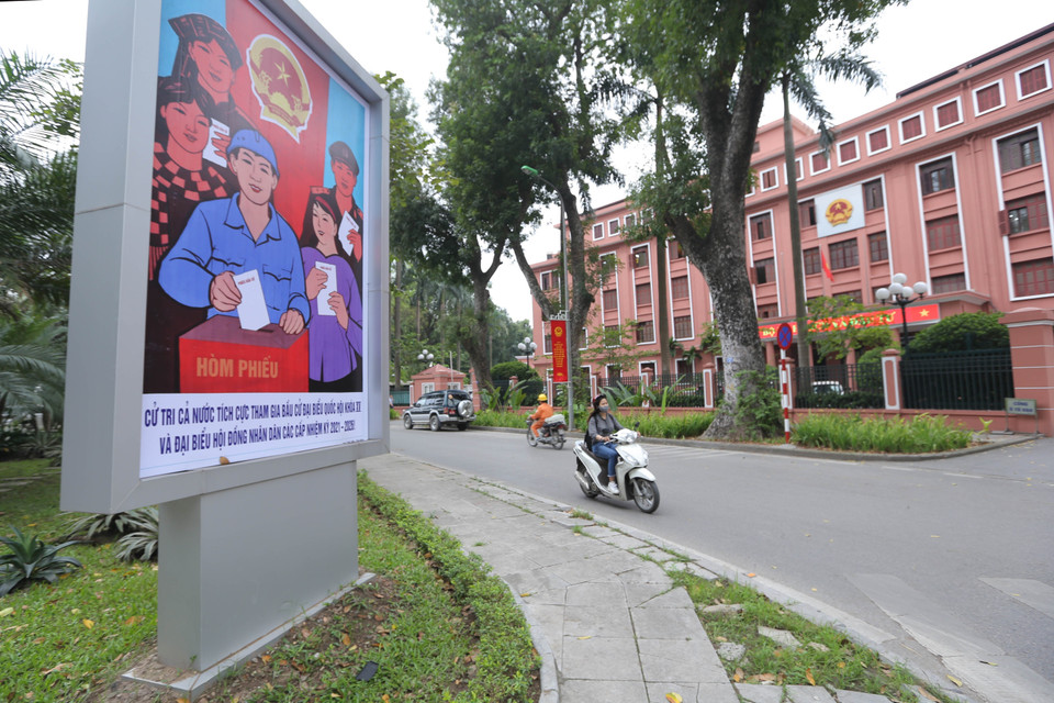 Pano tuyên truyền, cổ động bầu cử đặt phía trước Bộ Kế hoạch và Đầu tư. (Ảnh: Hoàng Hiếu/TTXVN) 