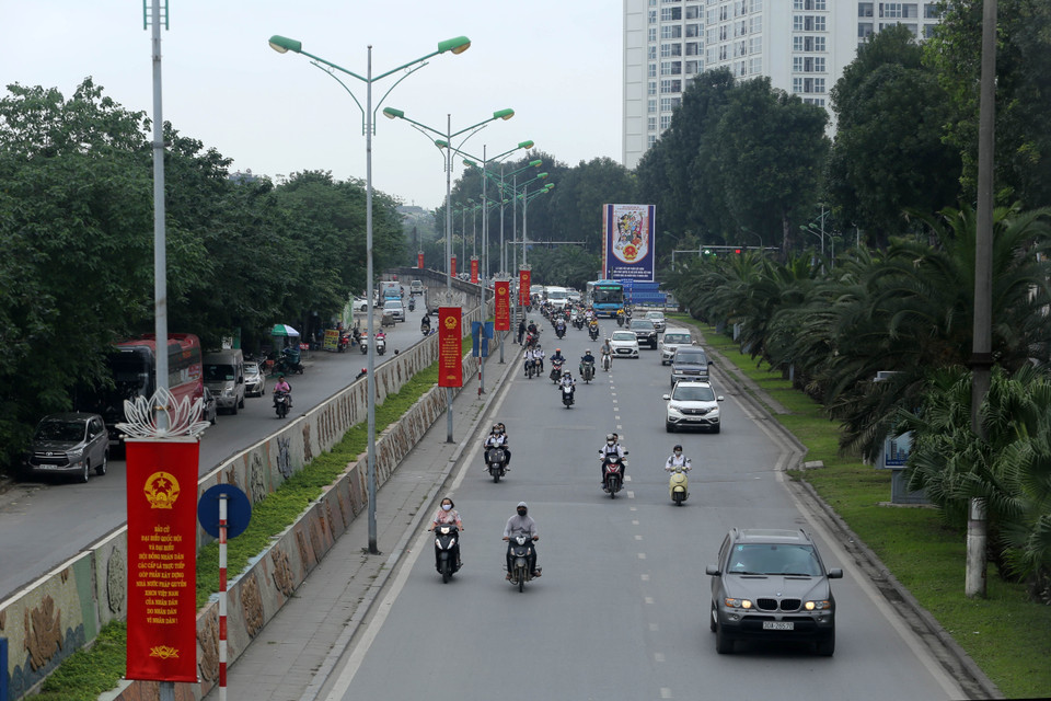 Pano, khẩu hiệu được đặt dọc tuyến đường Yên Phụ tuyên truyền, cổ động bầu cử. (Ảnh: Hoàng Hiếu/TTXVN) 